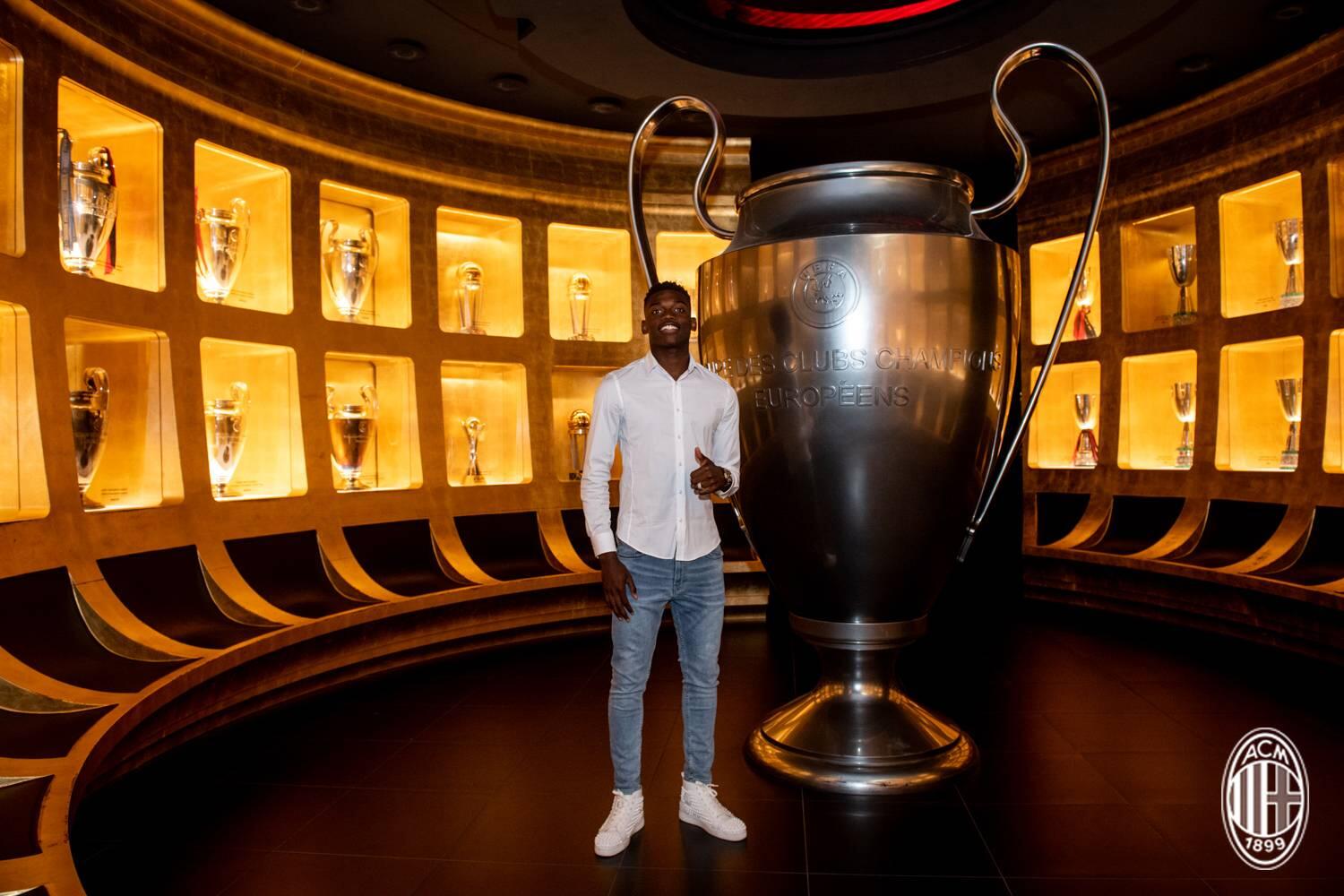 里尔俱乐部签下青训新秀,青训项目持续推进的简单介绍 里尔俱乐部签下青训新秀,青训项目持续推进的简单介绍