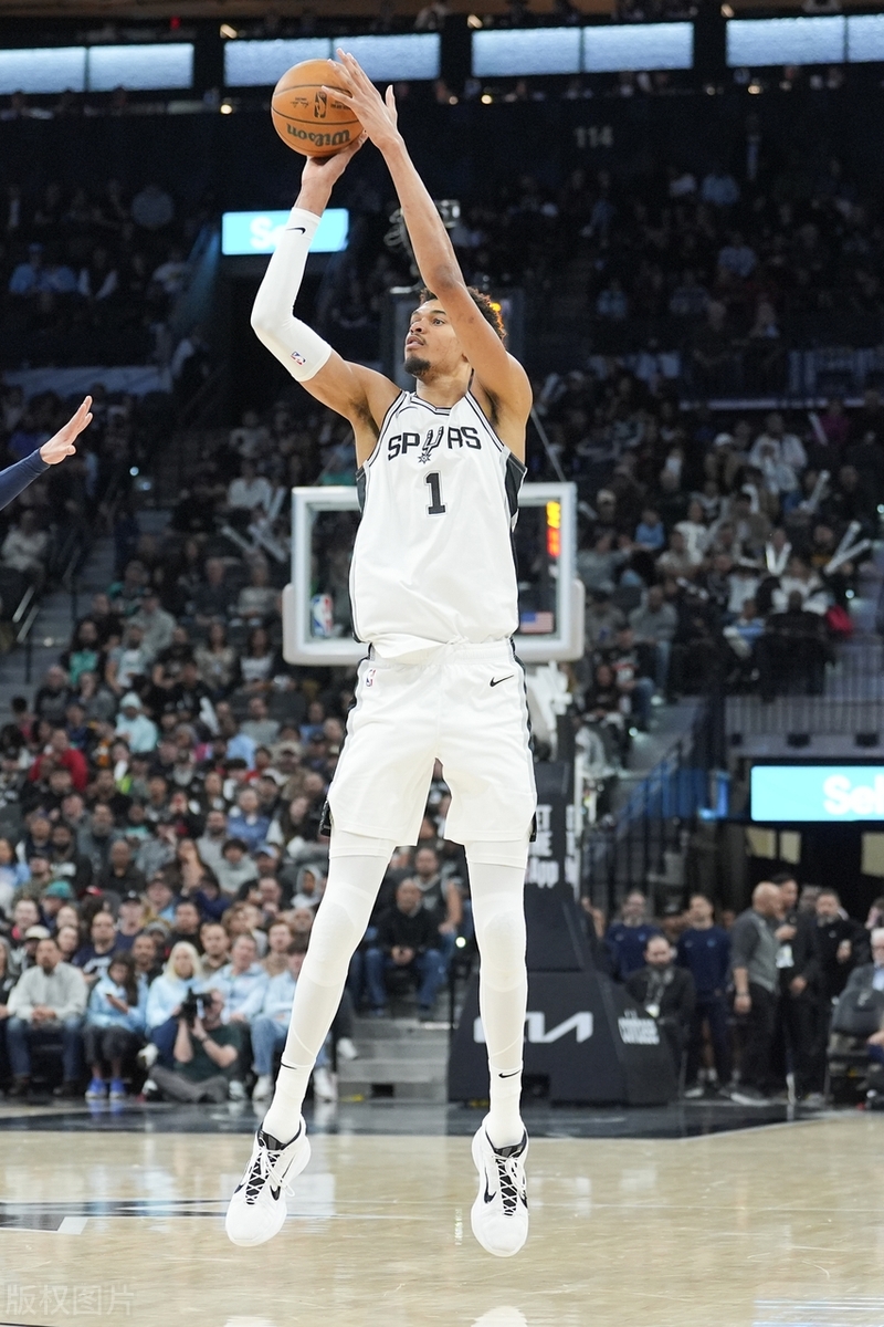 马刺队实力不减比赛上演精彩表现 马刺队实力不减比赛上演精彩表现