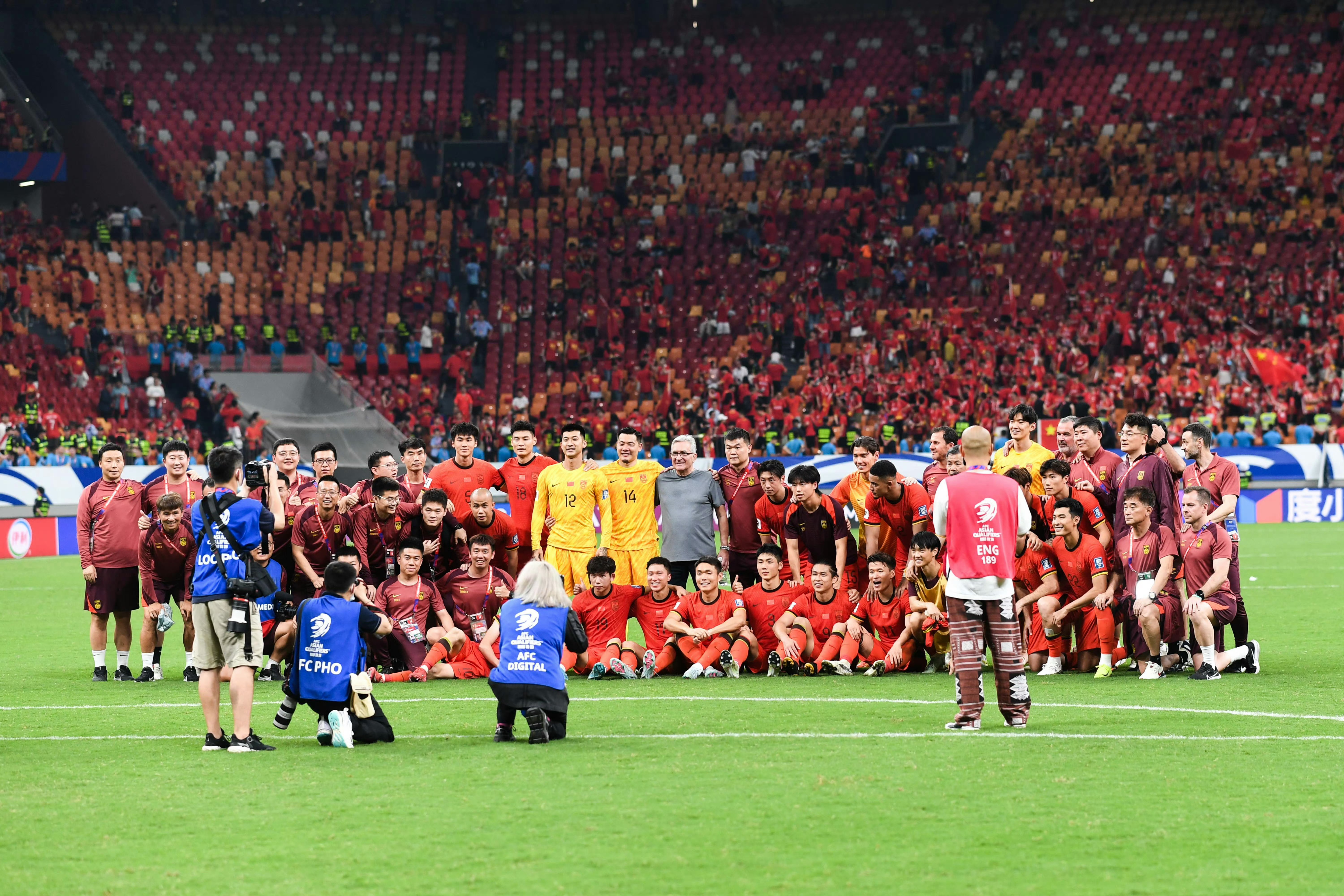 开云体育投注-足球赛事充满激烈对抗，球员争夺胜利