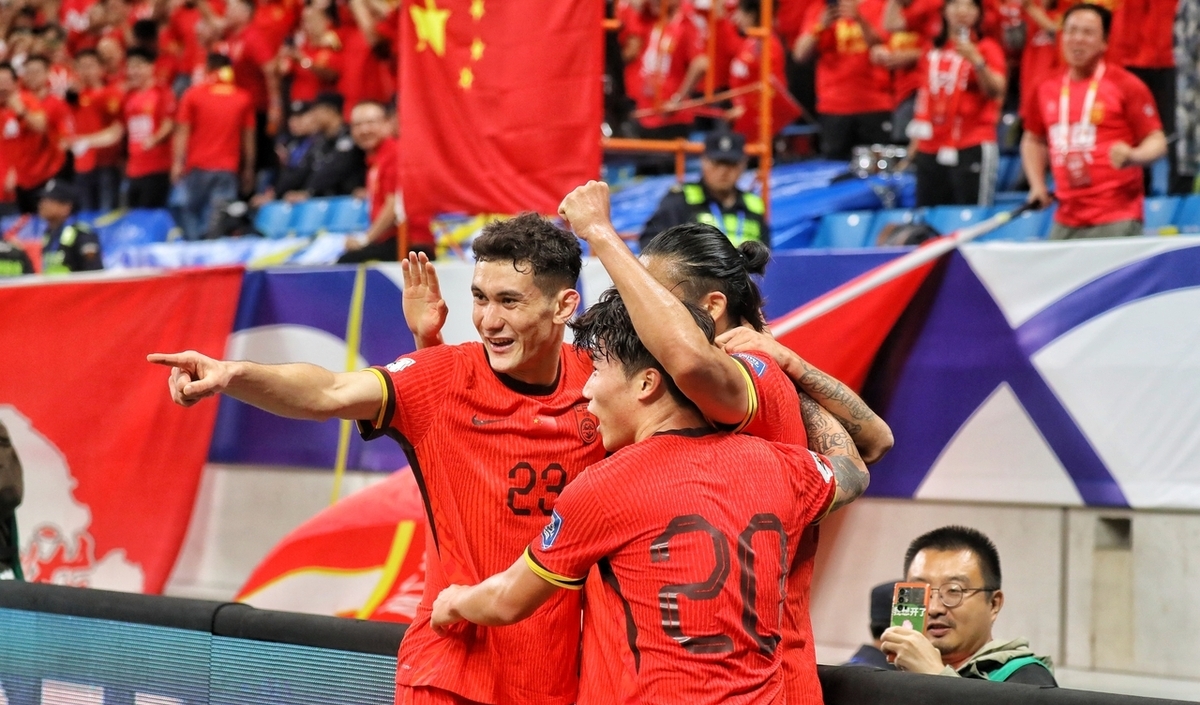 足球赛事充满激烈对抗，球员争夺胜利