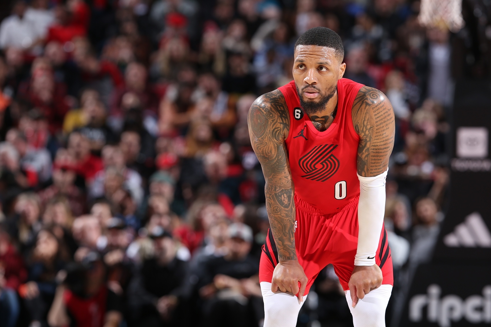 包含开拓者内部纷争，利拉德高效表现无法带领球队取胜的词条