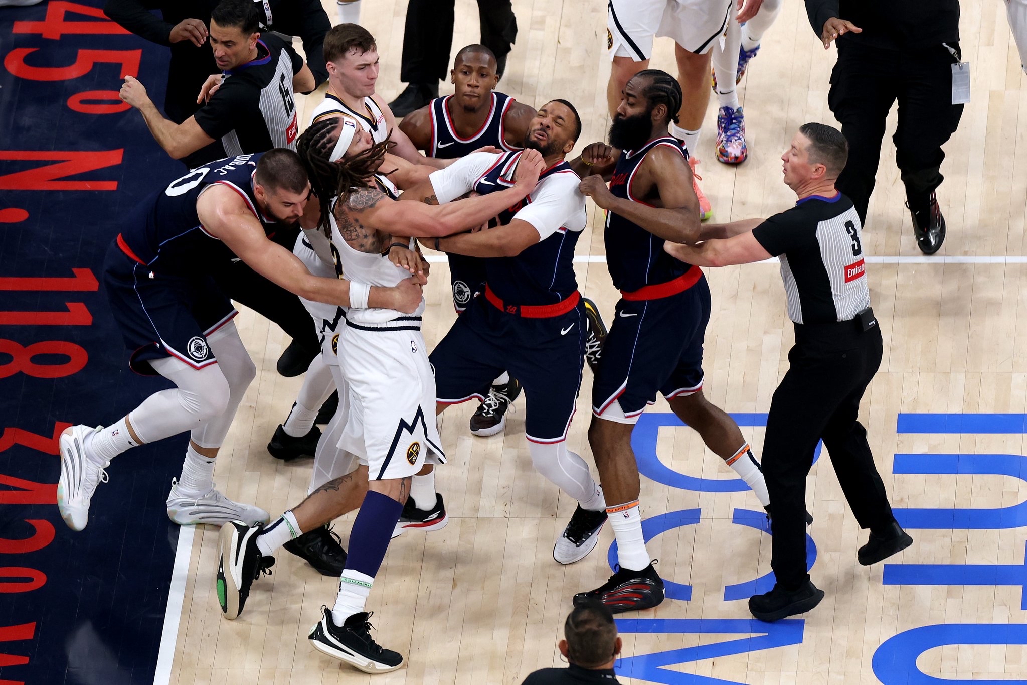 开云体育投注-球星们异国集结，篮球对决火爆上演的简单介绍