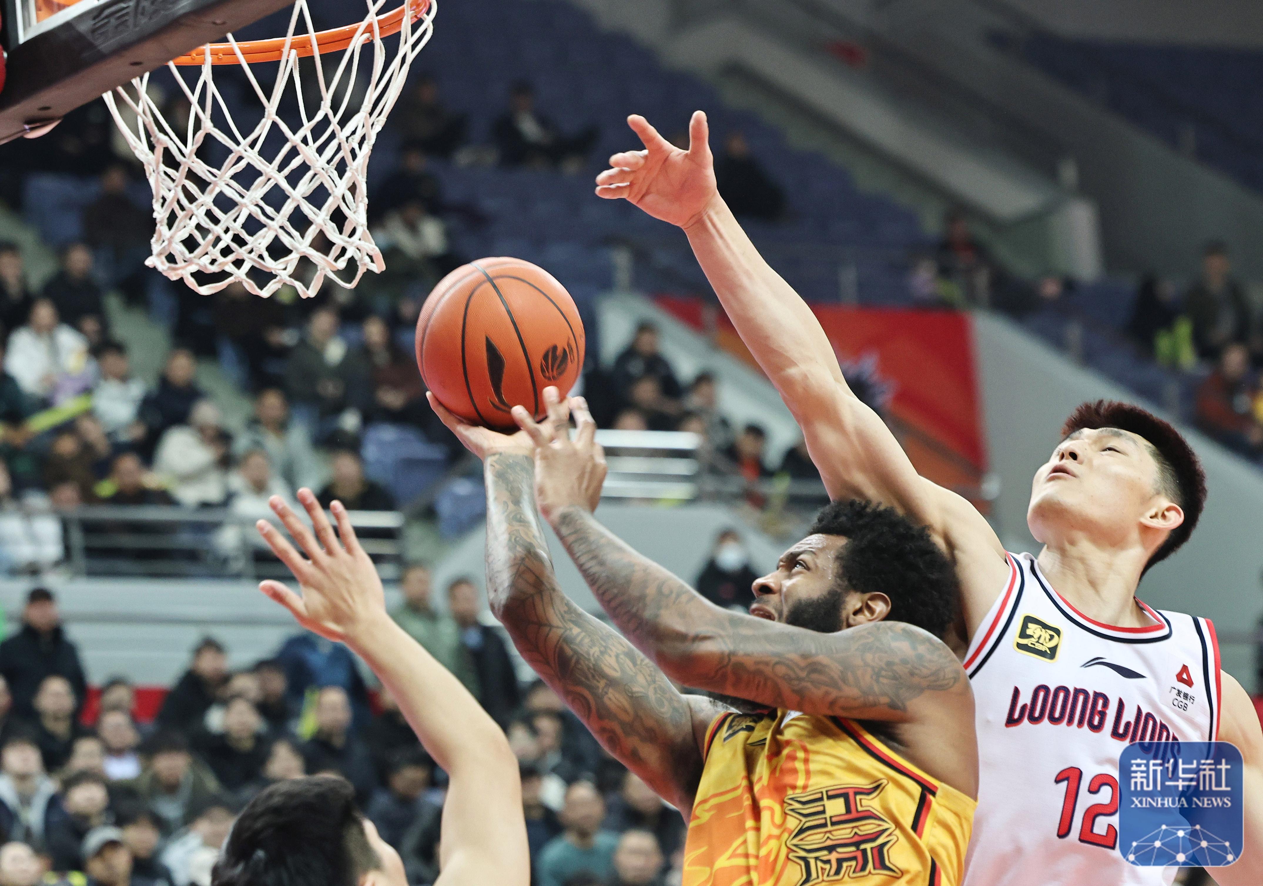 开云体育官方入口-双雄对决，赛场上必将燃起激烈的战斗火花